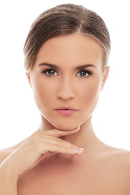 Güzel yüzlü tatlı bir kadın.