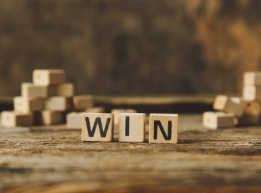 Kelimeler, kazan. Oyuncak tuğlalar masanın üstünde.