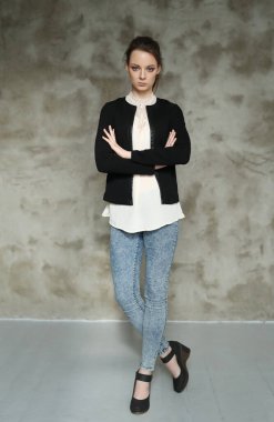 Beton arka planda bir kadın