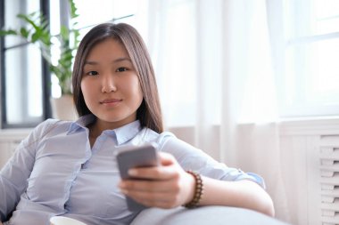 Akıllı telefonlu bir kadın.