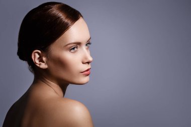 Mavi gözlü muhteşem kadın.