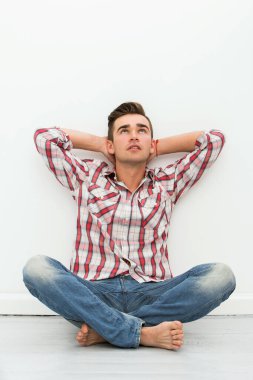 Yerde çekici bir adam var.