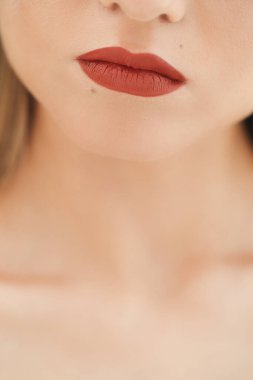 Yumuşak tenli güzel bir kadın.