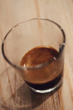 Kahve. Masanın üzerinde sade kahve.