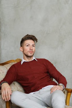 Erkek modası. Evdeki yakışıklı adam.