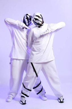 Stüdyoda hip hop dansçıları sahne alıyor.