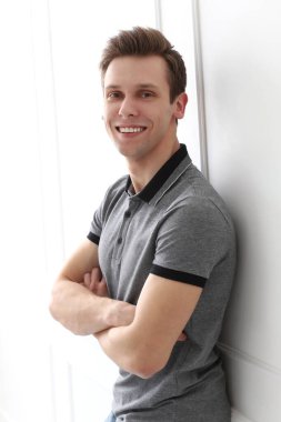 Yaşam tarzı. Evde çekici bir adam var.