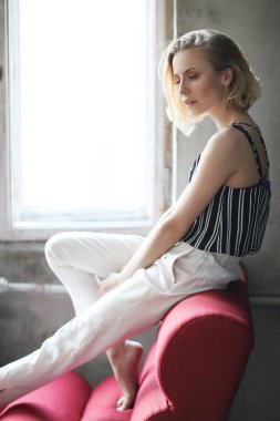 Kırmızı bir kanepede güzel bir kadın