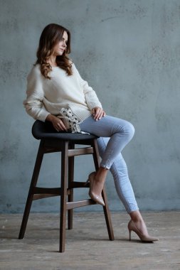 Sandalyede oturan kadın.