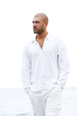 Sahilde çekici ve mutlu bir adam.