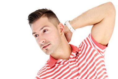 Çizgili gömlekli adam poz veriyor.