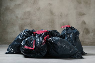Kirlilik. Çöp torbaları yere.