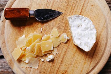 Hazırlık, yemek pişirme. Masada lezzetli yemekler var.