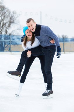 Buz pateni pistinde güzel, çekici bir çift