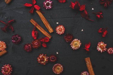 Masada kurumuş çiçekler var.