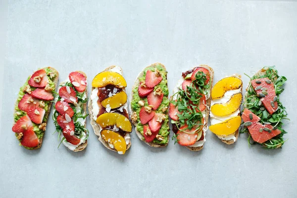 Yiyecekler. Masadaki tatlı sandviç.