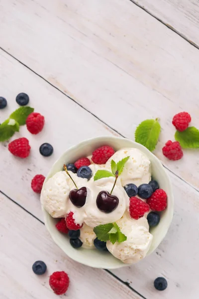 Gelado Delicioso Com Bagas Uma Tigela — Fotografia de Stock