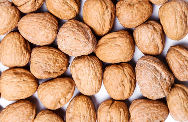 Beyaz arka planda nefis ceviz