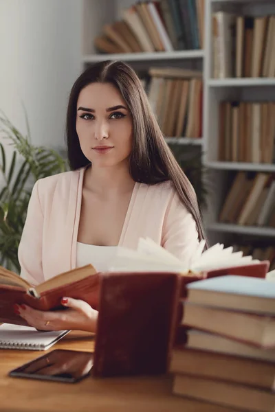 Educación Estudio Mujer Biblioteca — Foto de Stock