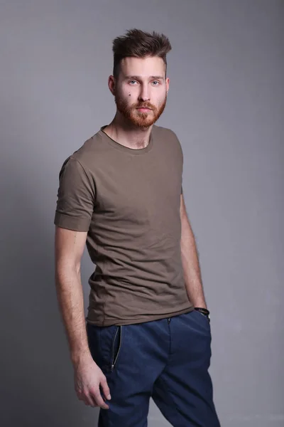 Schöner Junger Mann Lässiger Kleidung Posiert Auf Grauem Hintergrund — Stockfoto