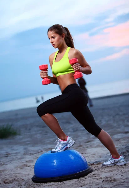 Sahilde Bosu Topu Ile Fitness Egzersizleri Yapıyor Kadın — Stok fotoğraf