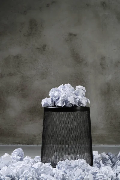 Kavram Çöp Tenekesinde Buruşmuş Kağıt — Stok fotoğraf