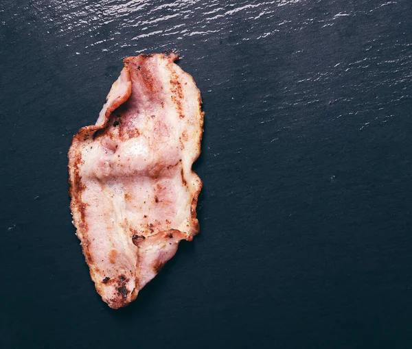 Siyah arka planda lezzetli pastırma.