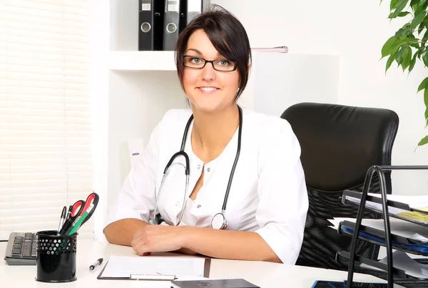 Doctora Joven Atractiva Consultorio — Foto de Stock