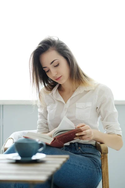 Casual Mujer Encantadora Cafetería — Foto de Stock