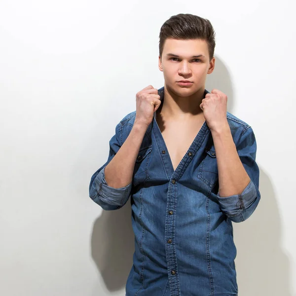 Yakışıklı, ciddi görünüşlü.