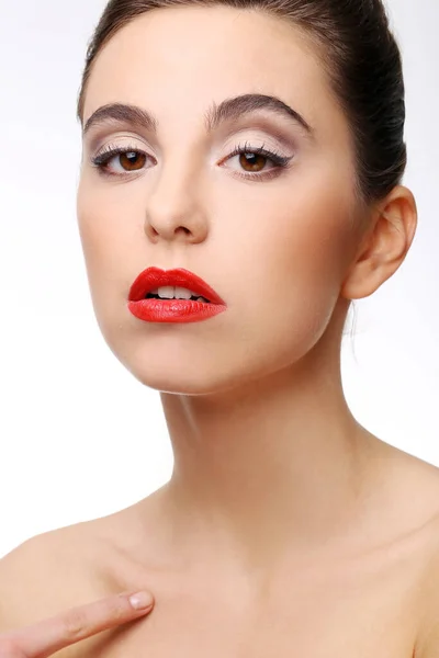 Wunderschöne Frau Mit Rotem Lippenstift — Stockfoto