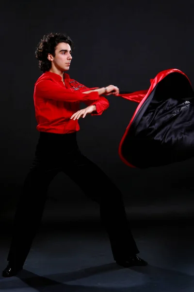 Joven Atractivo Latino Chico Bailando Sobre Fondo Oscuro —  Fotos de Stock