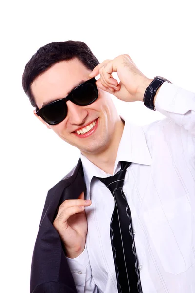 白で隔離されるサングラスの若くて魅力的なビジネスマン — ストック写真