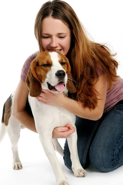 Jovem Feliz Brincando Com Seu Cão Fundo Branco — Fotografia de Stock