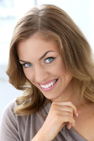 Atractiva Hermosa Mujer Con Amplia Sonrisa —  Fotos de Stock
