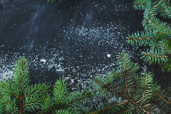 Weihnachten Neujahr Tanne Mit Schnee Auf Dem Tisch — Stockfoto