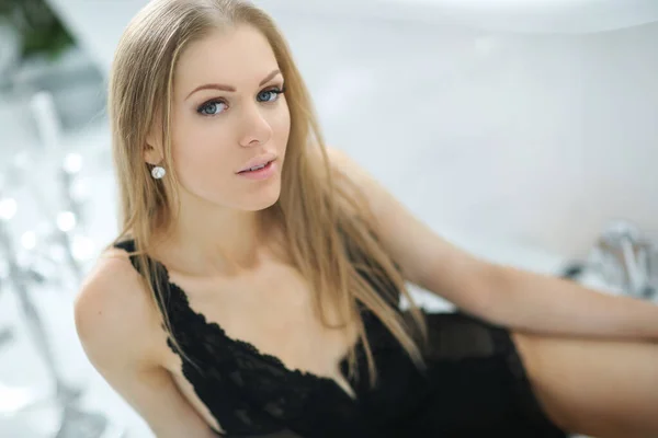 Sexig Blond Kvinna Svarta Underkläder Koppla Badrummet — Stockfoto