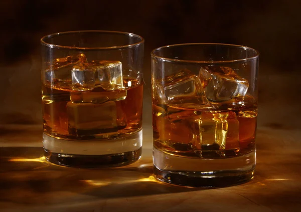 Whisky Frío Contra Fondo Antiguo —  Fotos de Stock