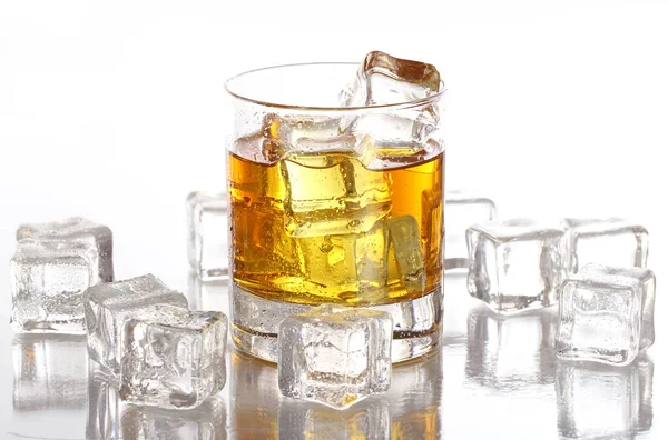 Vaso Whisky Frío Con Hielo Aislado Sobre Blanco — Foto de Stock