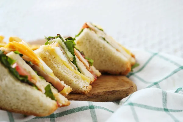 Essen Leckeres Sandwich Auf Dem Tisch — Stockfoto