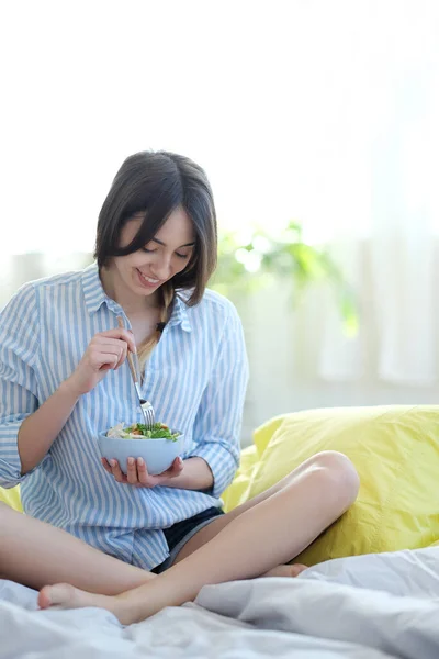 Mujer Con Desayuno Cama —  Fotos de Stock