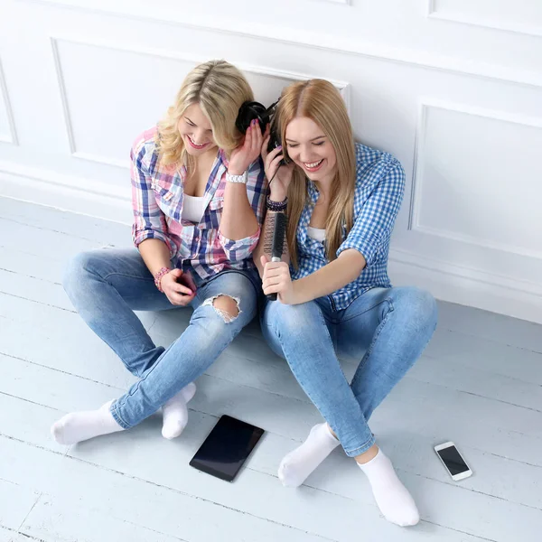 Vriendschap Twee Beste Vrienden Luisteren Muziek — Stockfoto