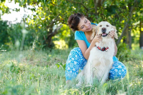 Menina Bonito Vestido Azul Com Cão Adorável — Fotografia de Stock