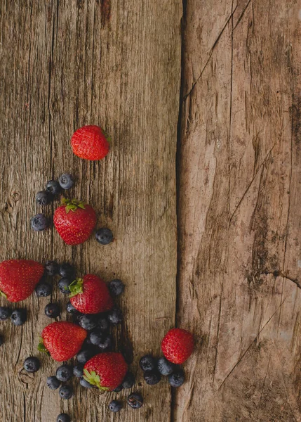 Ahşap masada lezzetli meyveler