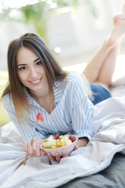 Mujer Con Desayuno Cama —  Fotos de Stock