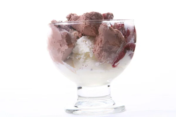 チョコレートをすりおろしたアイスクリーム — ストック写真
