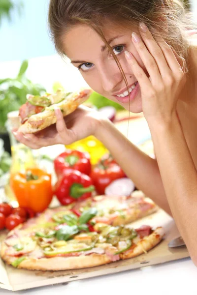 Hermosa Mujer Con Pizza Cocina — Foto de Stock