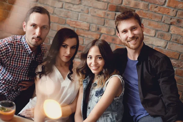 mutlu arkadaş grubuyla parti. Çekici gençler evde eğlenmek