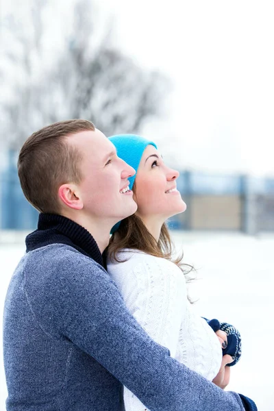 Schönes Attraktives Paar Auf Der Eisbahn — Stockfoto