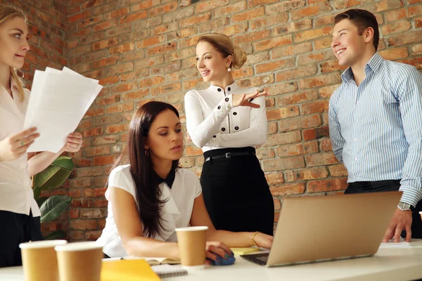 Zakenmensen Werken Een Modern Kantoor Tijdens Conferentie — Stockfoto